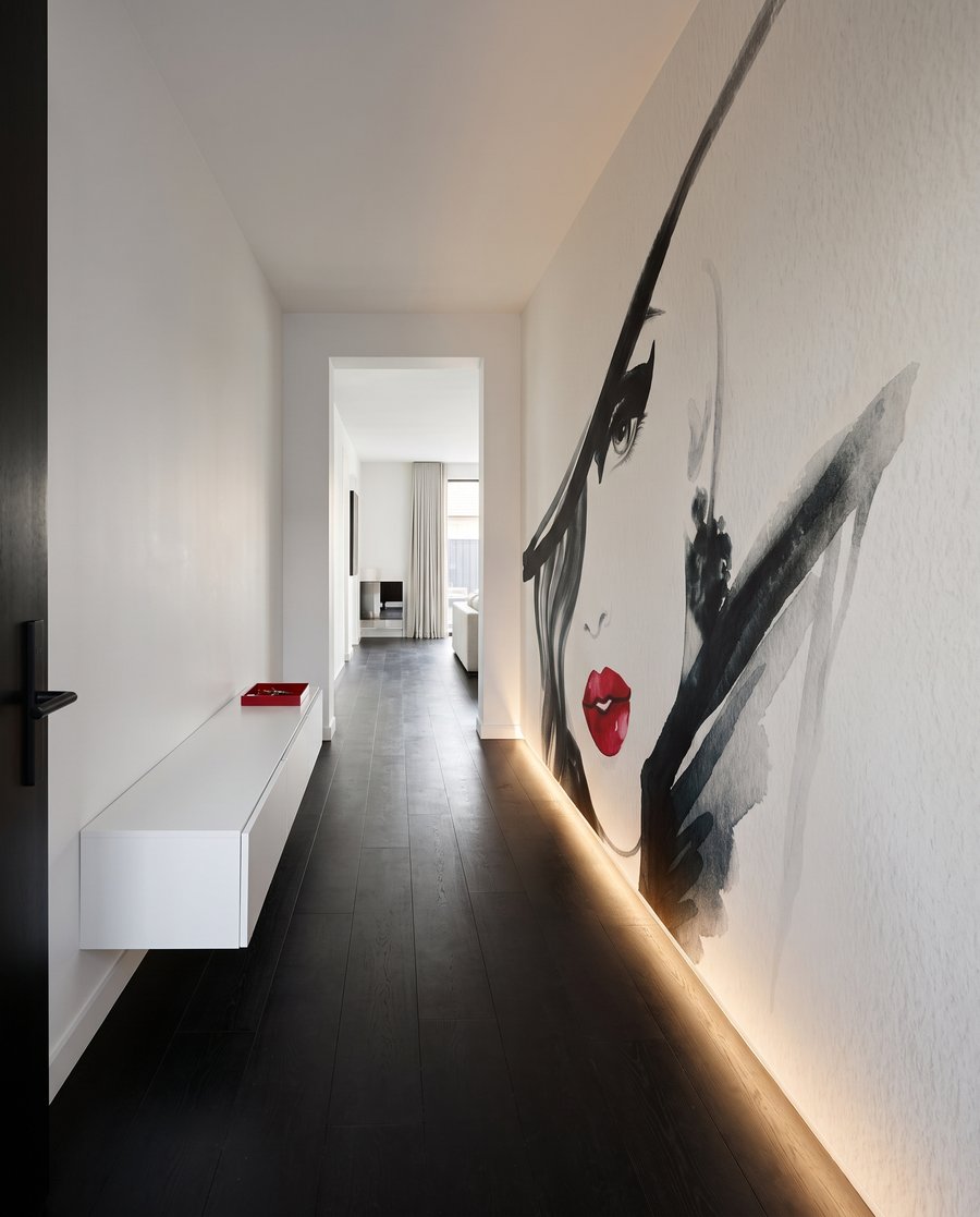 Red Lip Muse — interior 4