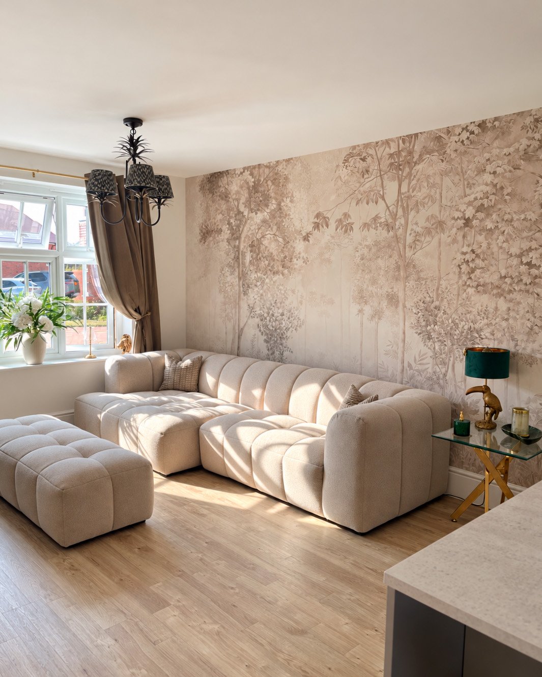 A customer’s room with a wall mural, photo 43 of 48